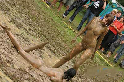 [组图]裸体美女泥地野战(20)