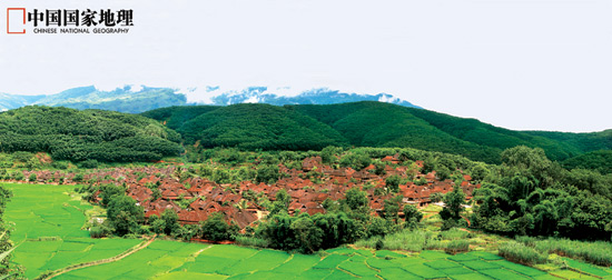 东西南三面与老挝,缅甸接壤,紧邻泰国,行政上辖景洪市和勐海县,勐