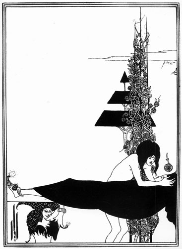 对称地拖在胸脯上