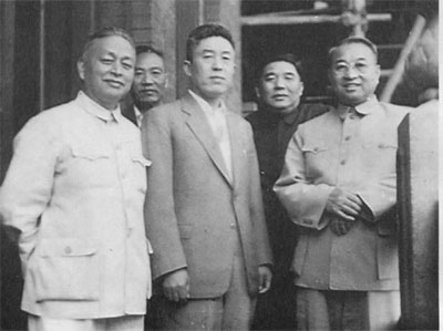 <em>郑洞国</em> 毛泽东亲自为郑栋国划火点烟(2)_毛泽东