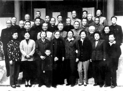 <em>郑洞国</em> 毛泽东亲自为郑栋国划火点烟(2)_毛泽东